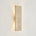 Applique murale Stela en pierre naturelle sur mur blanc – lumière indirecte haut et bas by Luppa