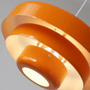 Détail abat-jour multi-couches en métal laqué orange avec système anti-éblouissement